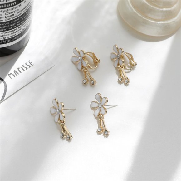 ♠️ NEW Daisy Gold Earrings with Crystals - Picture 4 of 4